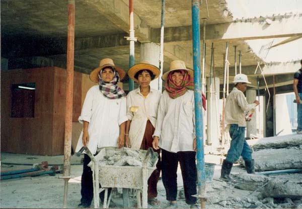 frauen auf der baustelle in bangkok